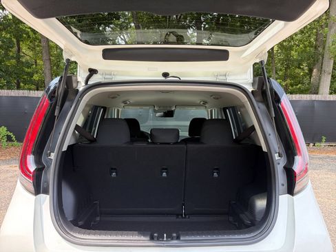 Used 2025 Kia Soul LX w/ LX Technology Package FWD image 29