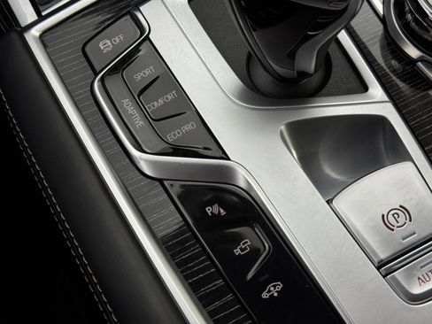 Used 2022 BMW 750i xDrive w/ Executive Package image 36