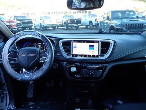 New 2026 Chrysler Pacifica Select image 16