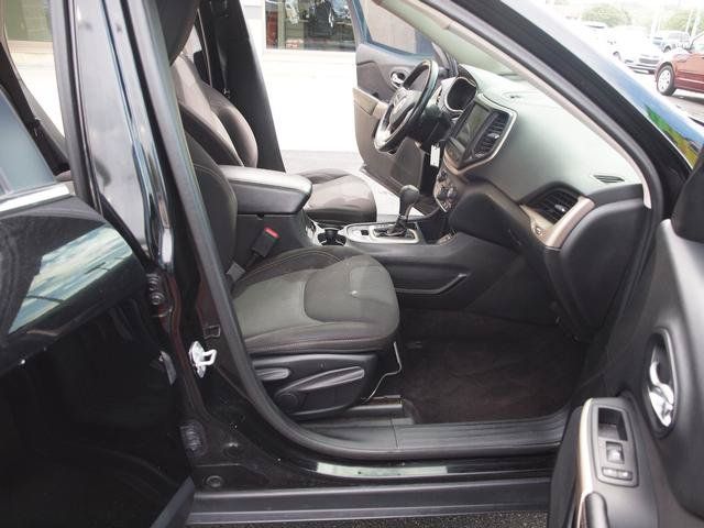 Used 2017 Jeep Cherokee Latitude w/ Safety/Convenience Group FWD image 6