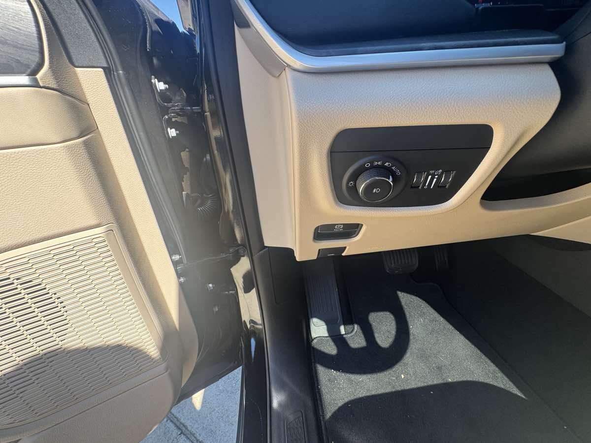 Used 2025 Jeep Grand Cherokee Limited w/ Luxury Tech Group II AWD/4WD image 14