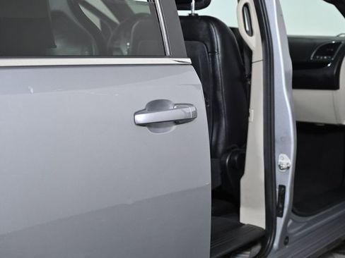 Used 2019 Dodge Grand Caravan SXT image 29