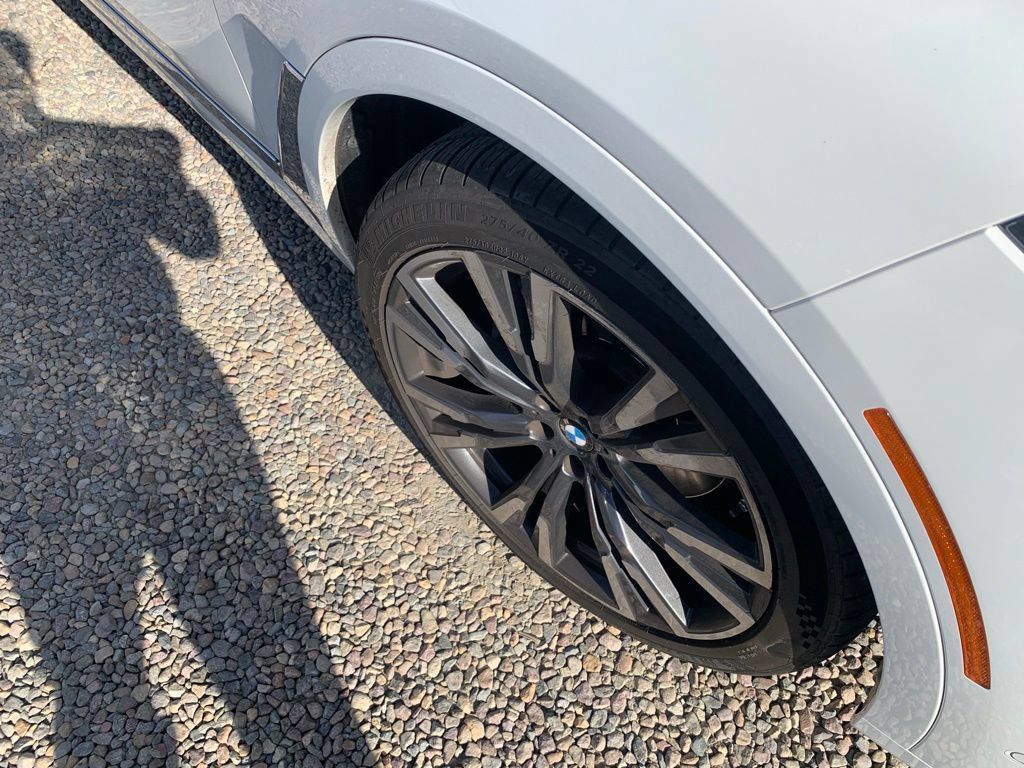 Used 2022 BMW X7 xDrive40i w/ Premium Package AWD/4WD image 5
