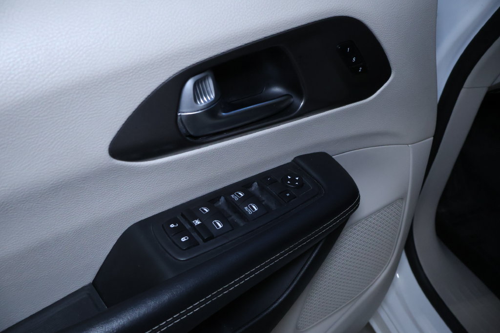 Used 2023 Chrysler Pacifica Touring-L FWD image 12