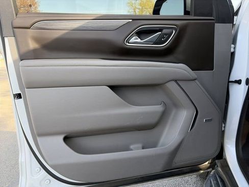 Used 2023 GMC Yukon SLT w/ SLT Premium Package image 14