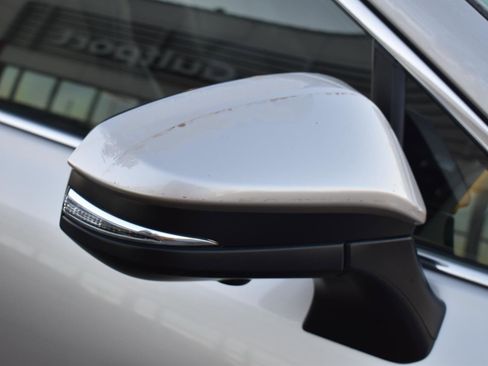 Used 2021 Toyota Venza Limited image 12