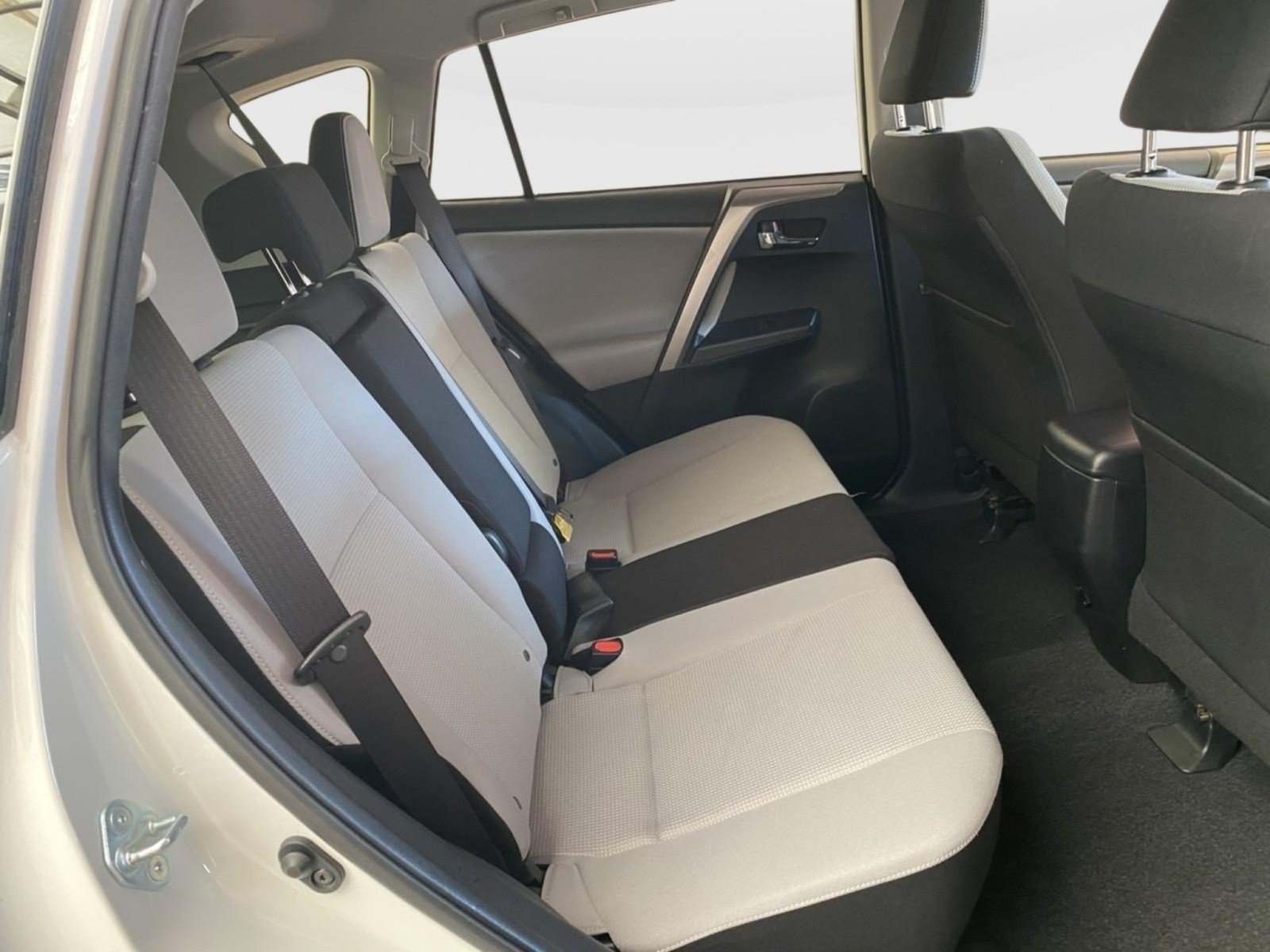 Used 2018 Toyota RAV4 XLE AWD/4WD image 12