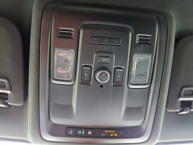 Used 2022 Cadillac Escalade Luxury w/ LPO, Illumination Package AWD/4WD image 22