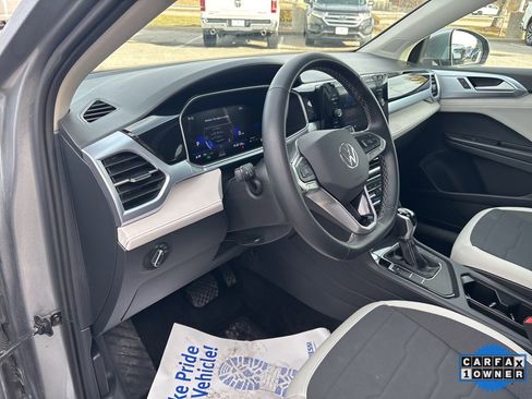 Used 2025 Volkswagen Taos SE image 60