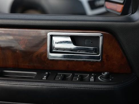 Used 2016 Lincoln Navigator Select RWD image 48