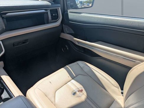 Used 2024 Ford Expedition Limited AWD/4WD image 18