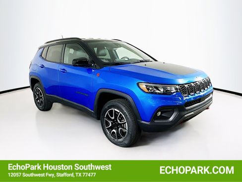 Used 2025 Jeep Compass Trailhawk AWD/4WD image 1