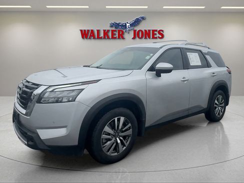 Used 2025 Nissan Pathfinder SL FWD image 3