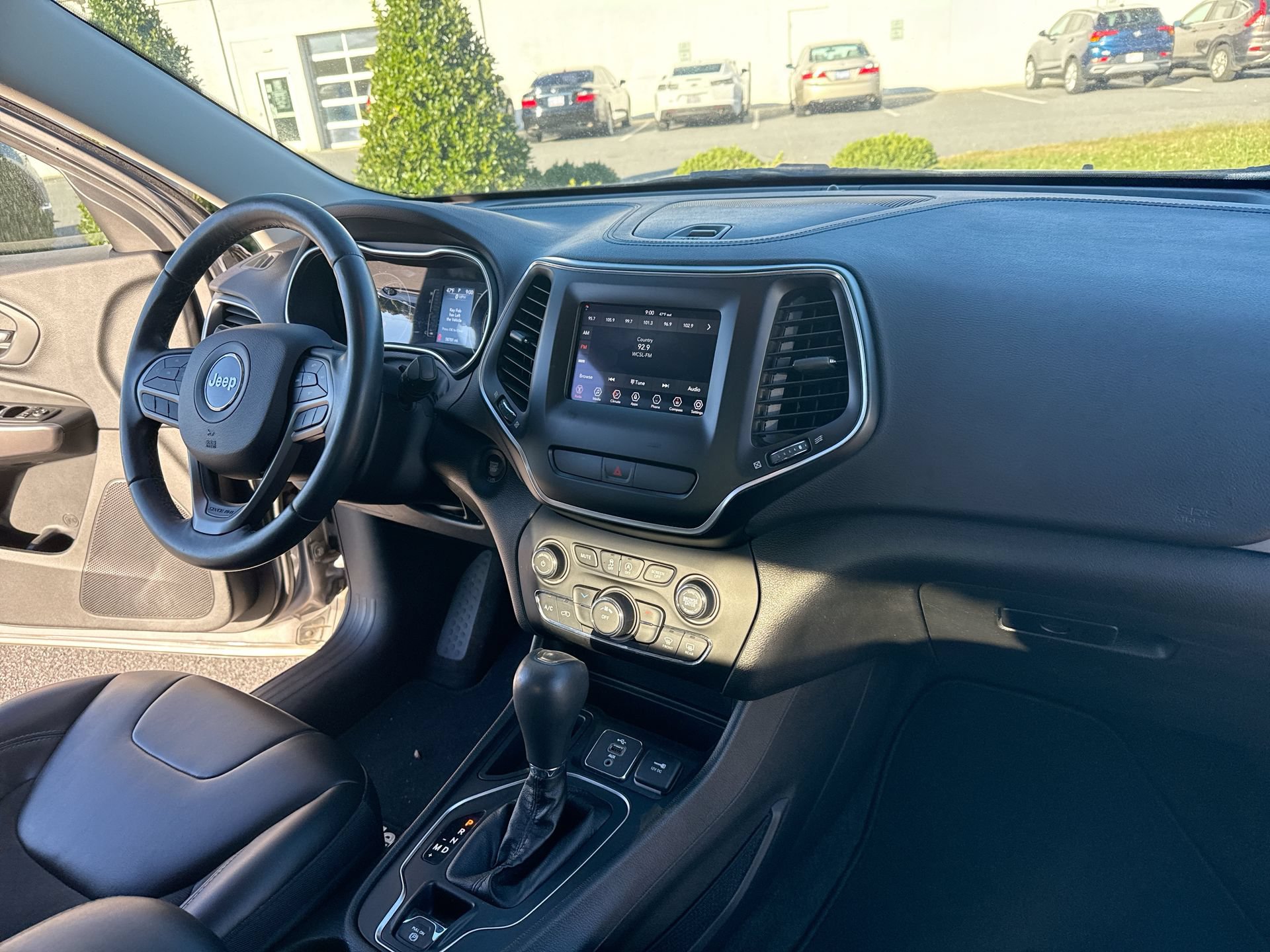 Used 2019 Jeep Cherokee Latitude Plus FWD image 28