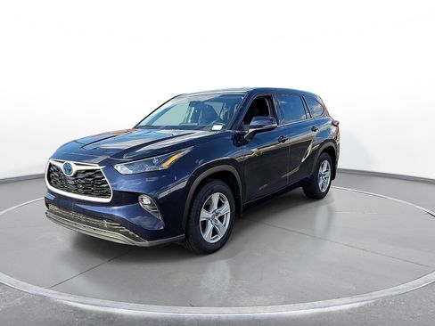Used 2022 Toyota Highlander LE AWD/4WD image 3
