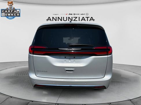 Used 2024 Chrysler Pacifica Touring-L FWD image 4