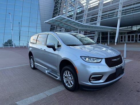 Used 2023 Chrysler Pacifica Touring-L FWD image 2