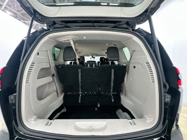 Used 2024 Chrysler Pacifica Touring-L FWD image 21