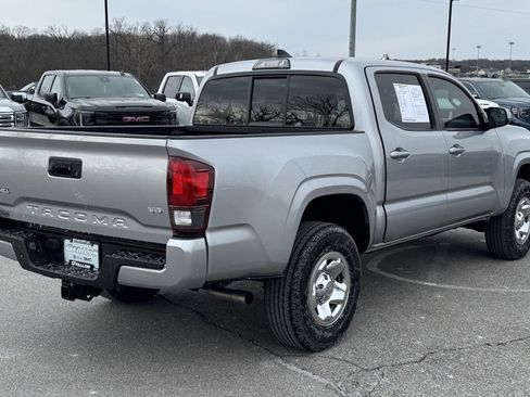Used 2018 Toyota Tacoma SR image 3
