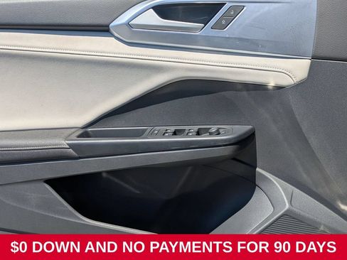 Used 2025 Volkswagen Taos SE AWD/4WD image 11