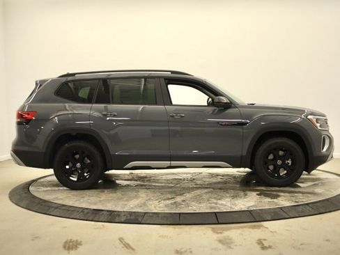New 2026 Volkswagen Atlas Peak Edition image 2