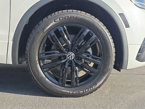 Used 2022 Volkswagen Tiguan SE R-Line image 12
