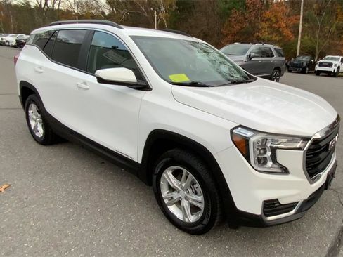 Used 2023 GMC Terrain SLE w/ Driver Convenience Package image 3