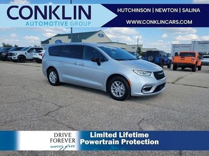 New 2026 Chrysler Pacifica Select