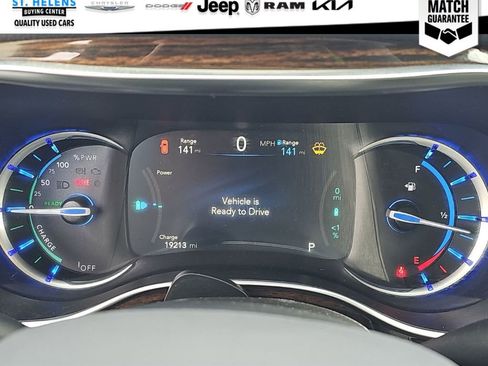 Used 2023 Chrysler Pacifica Limited w/ Uconnect Theater Family Group FWD image 14