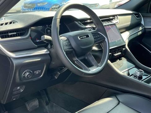 Used 2025 Jeep Grand Cherokee L Limited w/ Black Appearance Package AWD/4WD image 12