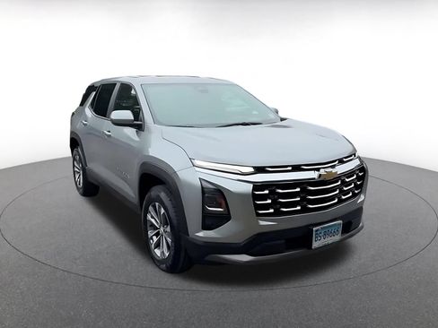 Used 2025 Chevrolet Equinox LT FWD image 3