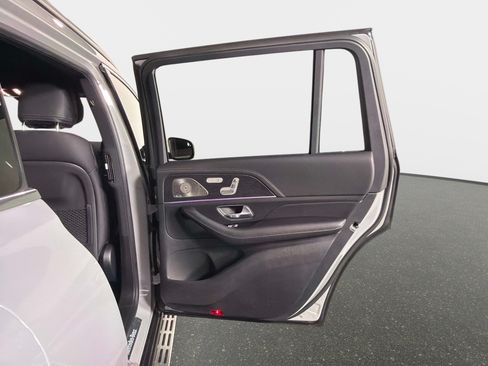Used 2025 Mercedes-Benz GLS 580 4MATIC image 27