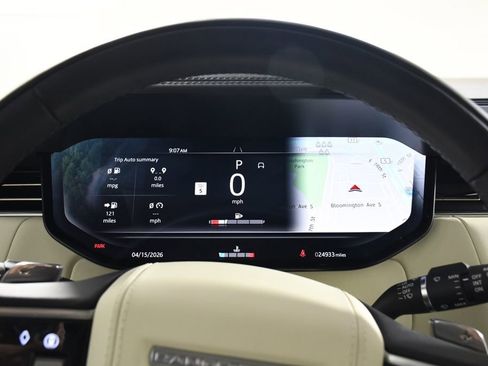 Used 2025 Land Rover Range Rover Long Wheelbase SE image 30