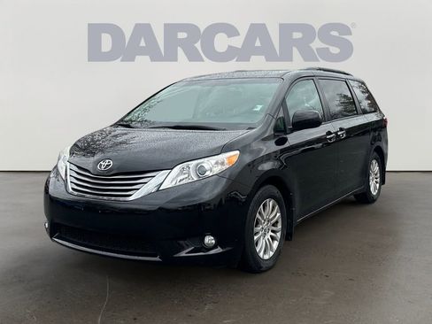Used 2017 Toyota Sienna XLE w/ XLE Navigation Package image 3
