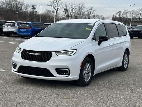 New 2026 Chrysler Pacifica Select image 6