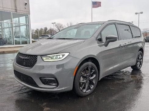 Used 2021 Chrysler Pacifica Limited w/ Uconnect Theater Family Group image 10