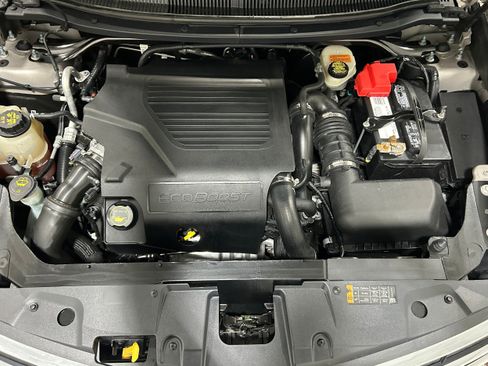 Used 2018 Lincoln MKT AWD image 18