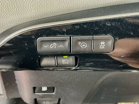 Used 2017 Toyota Prius Four FWD image 10