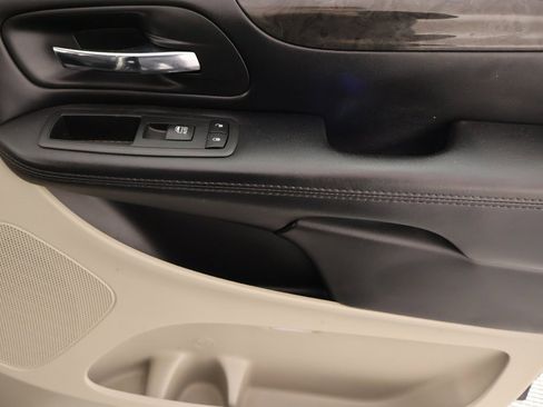 Used 2019 Dodge Grand Caravan SE w/ UConnect Hands-Free Group image 14