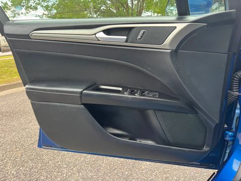 Used 2017 Ford Fusion SE FWD image 8