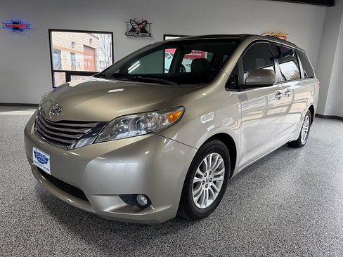 Used 2016 Toyota Sienna XLE Premium FWD image 8