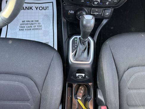 Used 2018 Jeep Renegade Latitude AWD/4WD image 30