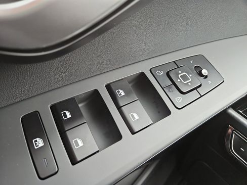 Used 2025 Kia Niro LX image 21