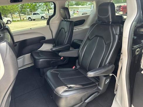 Certified 2023 Chrysler Pacifica Touring-L FWD image 30