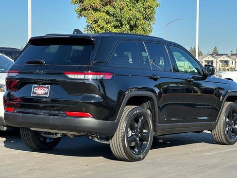 New 2025 Jeep Grand Cherokee Altitude image 4