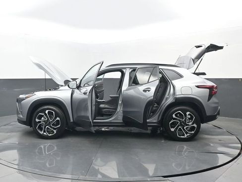 Used 2026 Chevrolet Trax RS w/ Sunroof Package FWD image 33