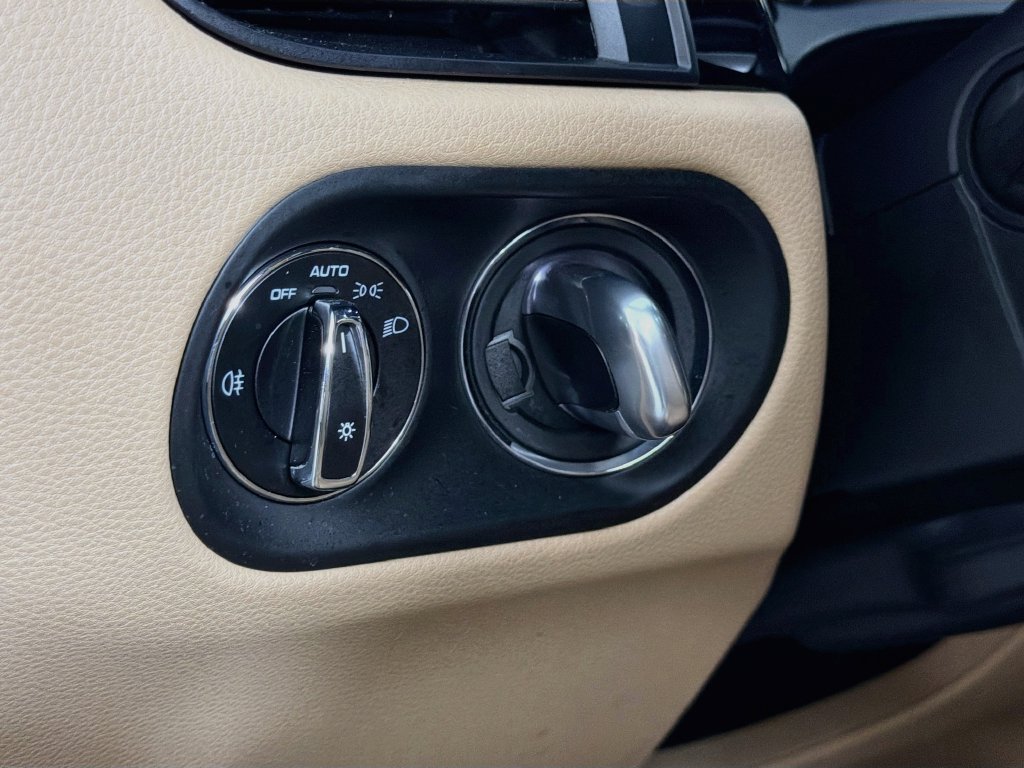 Certified 2023 Porsche Macan AWD/4WD image 11