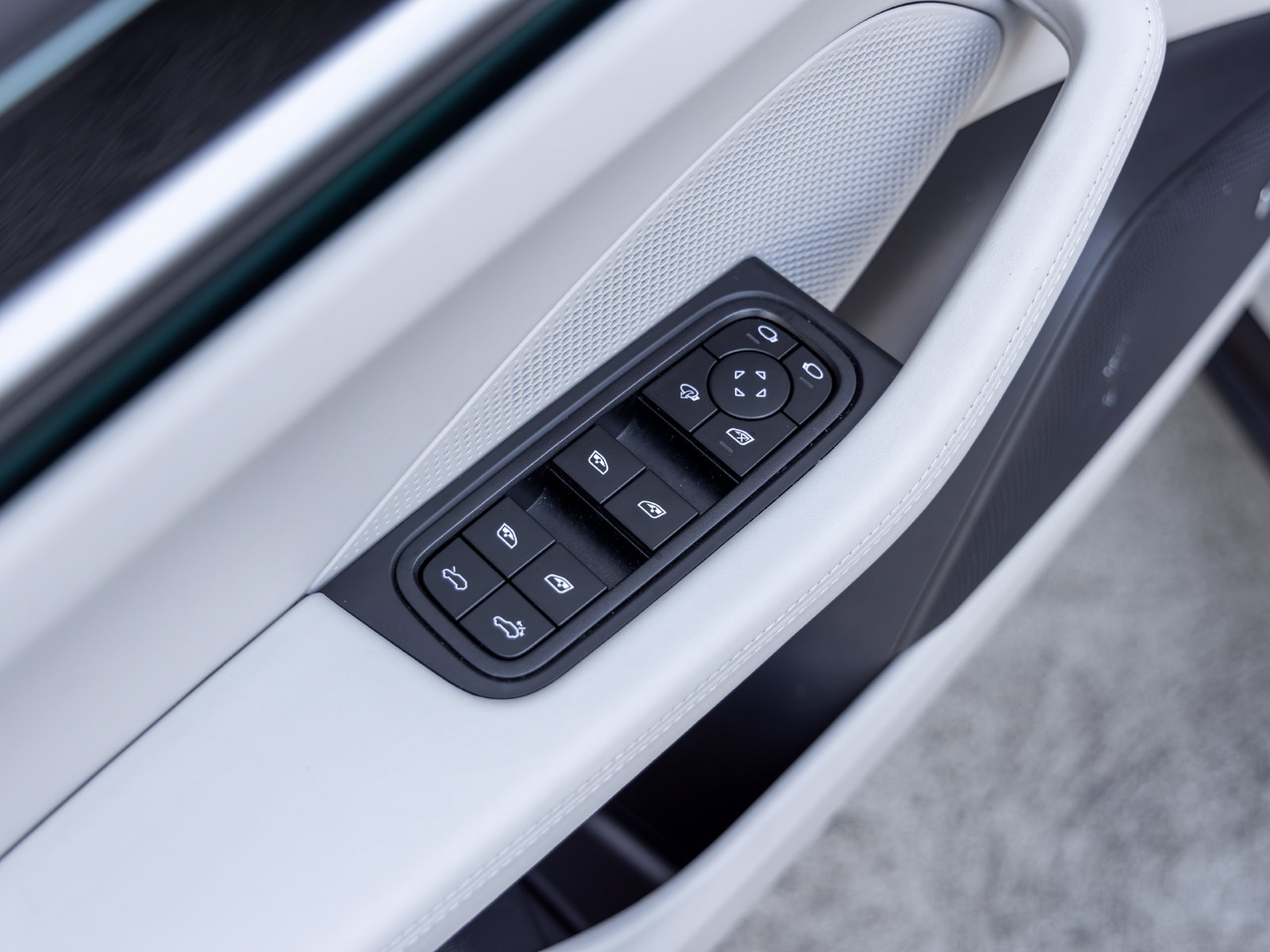 Certified 2025 Porsche Macan Electric RWD image 24
