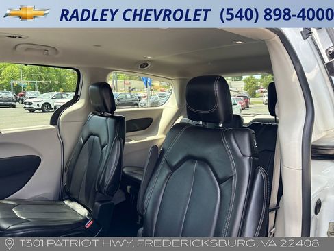 Used 2024 Chrysler Pacifica Touring-L image 23