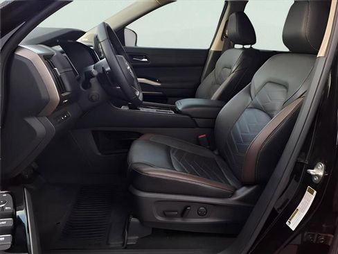 Used 2024 Nissan Pathfinder Platinum w/ Cargo Package image 11